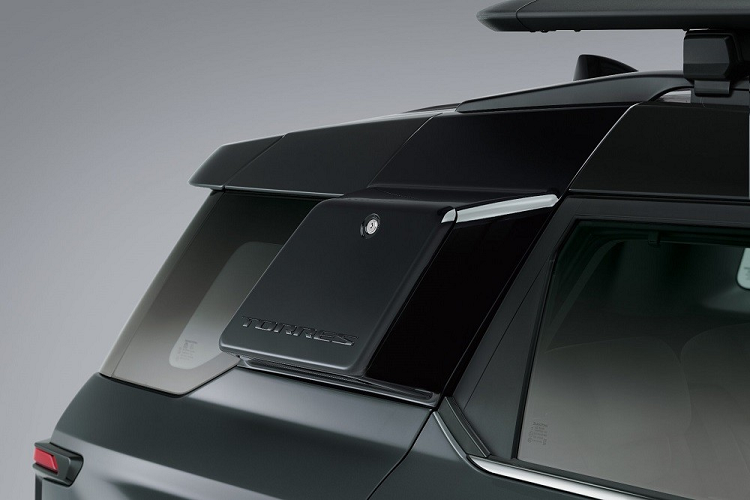 Khi mở ra, nắp của ngăn chứa có thể biến thành kệ để đồ, phục vụ cho những chuyến cắm trại ngoài trời. Tuy nhiên, đây chỉ là trang bị tùy chọn của xe.