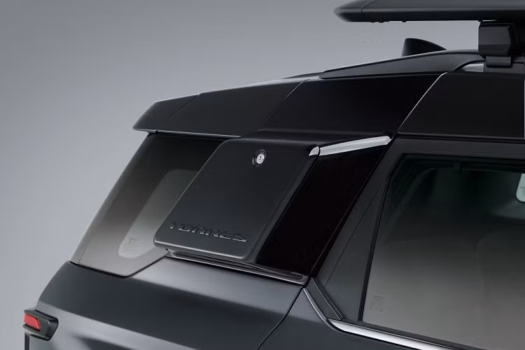 Khi mở ra, nắp của ngăn chứa có thể biến thành kệ để đồ, phục vụ cho những chuyến cắm trại ngoài trời. Tuy nhiên, đây chỉ là trang bị tùy chọn của xe.