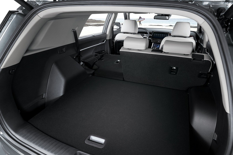 Bên cạnh đó là 7 túi khí và gói công nghệ an toàn chủ động Deep Control, bao gồm những tính năng như hệ thống kiểm soát hành trình thích ứng, hệ thống tránh va chạm liên hoàn, hỗ trợ phanh khẩn cấp, hỗ trợ giữ làn đường hay hỗ trợ tránh va chạm phía sau.