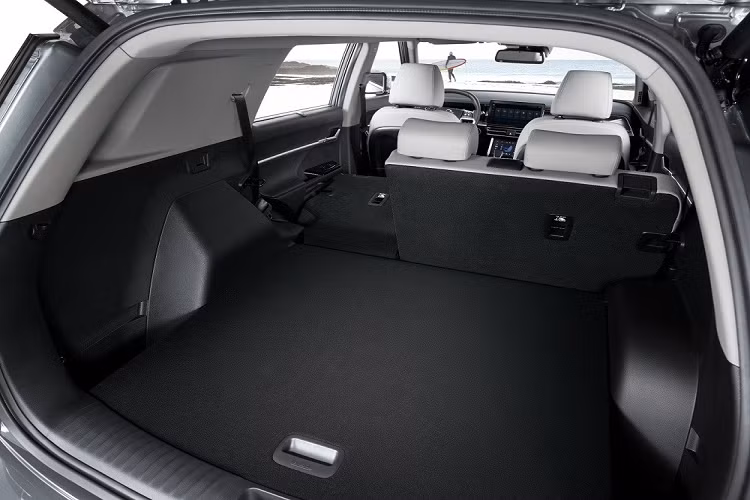 Bên cạnh đó là 7 túi khí và gói công nghệ an toàn chủ động Deep Control, bao gồm những tính năng như hệ thống kiểm soát hành trình thích ứng, hệ thống tránh va chạm liên hoàn, hỗ trợ phanh khẩn cấp, hỗ trợ giữ làn đường hay hỗ trợ tránh va chạm phía sau.