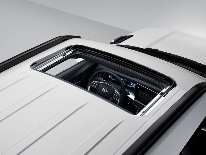 Trước mặt người lái là vô lăng vát đáy khá lớn với thiết kế chấu khá giống với đối thủ Hyundai Tucson. Đằng sau vô lăng là lẫy chuyển số thể thao và đồng hồ kỹ thuật số với thiết kế hẹp.