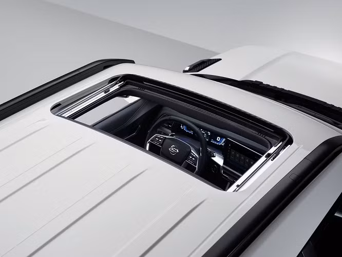 Trước mặt người lái là vô lăng vát đáy khá lớn với thiết kế chấu khá giống với đối thủ Hyundai Tucson. Đằng sau vô lăng là lẫy chuyển số thể thao và đồng hồ kỹ thuật số với thiết kế hẹp.