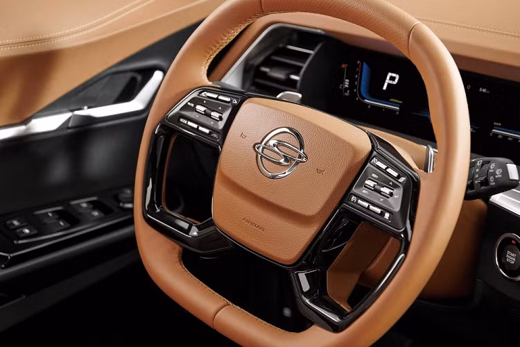 Lưới tản nhiệt trên mẫu xe SUV Ssangyong Torres 2022 chỉ phục vụ mục đích trang trí vì lưới tản nhiệt của xe nằm bên dưới. Cả lưới tản nhiệt, hốc gió trung tâm và hốc đèn sương mù trước của mẫu SUV hạng C này đều có thiết kế hình chữ nhật. Thiết kế này cộng với tấm ốp màu bạc trên cản trước mang đến sự cứng cáp cho Ssangyong Torres 2022.