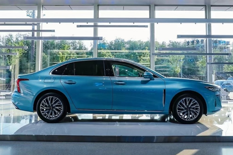 Được định vị trong phân khúc sedan cỡ trung và cỡ lớn, mẫu xe sedan Hồng Kỳ H5 2022 sở hữu chiều dài 4.988 mm, chiều rộng 1.875 mm, chiều cao 1.470 mm và chiều dài cơ sở 2.920 mm. Như vậy, mẫu xe này có kích thước lớn hơn nhiều so với những mẫu sedan hạng trung điển hình như Honda Accord