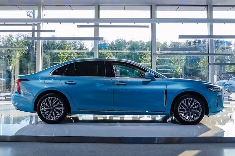 Được định vị trong phân khúc sedan cỡ trung và cỡ lớn, mẫu xe sedan Hồng Kỳ H5 2022 sở hữu chiều dài 4.988 mm, chiều rộng 1.875 mm, chiều cao 1.470 mm và chiều dài cơ sở 2.920 mm. Như vậy, mẫu xe này có kích thước lớn hơn nhiều so với những mẫu sedan hạng trung điển hình như Honda Accord