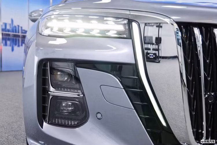 Tiếp đến là hệ thống đèn 2 tầng với dải đèn LED định vị ban ngày có thiết kế thanh mảnh và sắc sảo nằm trên cao, sát với nắp ca-pô. Trong khi đó, đèn pha chính nằm bên dưới, ở hai góc đầu xe, và được chia thành 2 tầng.