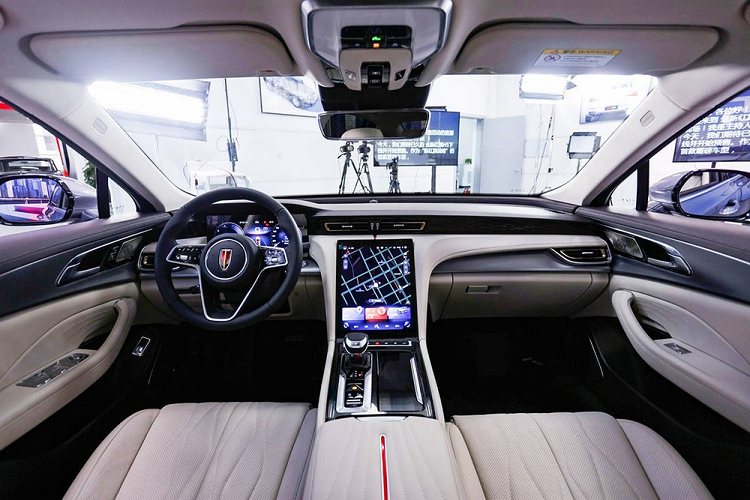 Chưa hết, Hồng Kỳ H5 2022 còn được trang bị cụm đèn hậu nằm vắt ngang đuôi xe, kéo dài xuống cản sau, lấy cảm hứng từ Thiên An Môn giống H9. Cuối cùng là cánh gió nhỏ tích hợp trên nắp cốp và 2 đầu ống xả giả được bao quanh bằng nẹp mạ crôm.