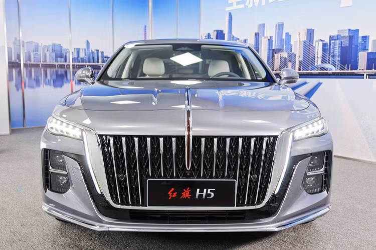 Hồng Kỳ H5 thế hệ mới cũng được trang bị lưới tản nhiệt cỡ lớn trên đầu xe với nan mạ crôm nằm dọc, gợi liên tưởng đến hình ảnh thác nước. Ở giữa lưới tản nhiệt còn có đường màu đỏ kéo dài lên nắp ca-pô vốn là đặc điểm nhận dạng của xe Hồng Kỳ.