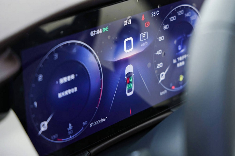 Bước vào bên trong Hồng Kỳ H5 2022, người lái sẽ được chào đón bằng không gian nội thất tạo cảm giác sang trọng và công nghệ cao. Có được điều đó là nhờ chất liệu da xuất hiện khắp nơi...Màn hình thông tin giải trí nằm dọc .Bảng đồng hồ kỹ thuật số 12,3 inch