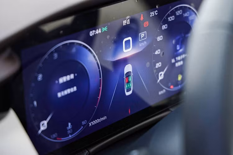 Bước vào bên trong Hồng Kỳ H5 2022, người lái sẽ được chào đón bằng không gian nội thất tạo cảm giác sang trọng và công nghệ cao. Có được điều đó là nhờ chất liệu da xuất hiện khắp nơi...Màn hình thông tin giải trí nằm dọc .Bảng đồng hồ kỹ thuật số 12,3 inch