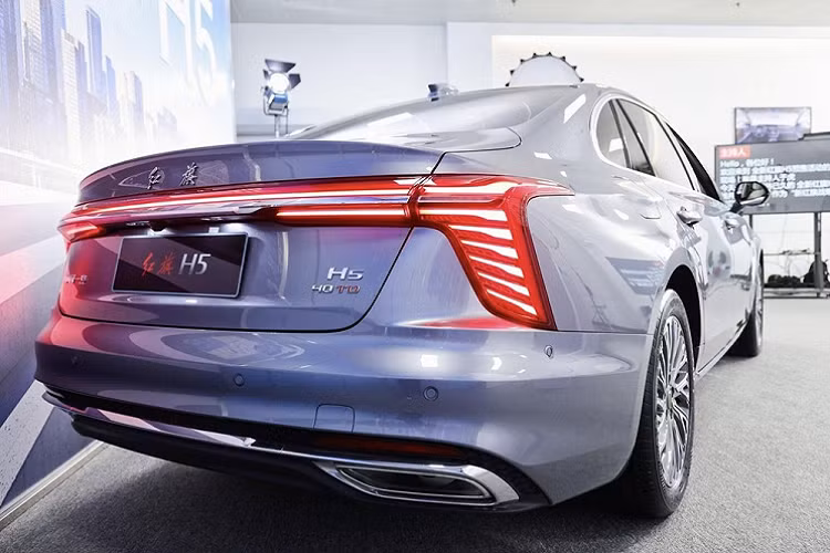 Hiện thương hiệu Hồng Kỳ đã gia nhập thị trường Việt Nam, phân phối 2 mẫu xe H9 và E-HS9. Do đó, sẽ không ngạc nhiên nếu Hồng Kỳ H5 mới cũng sẽ xuất hiện tại Việt Nam trong tương lai.