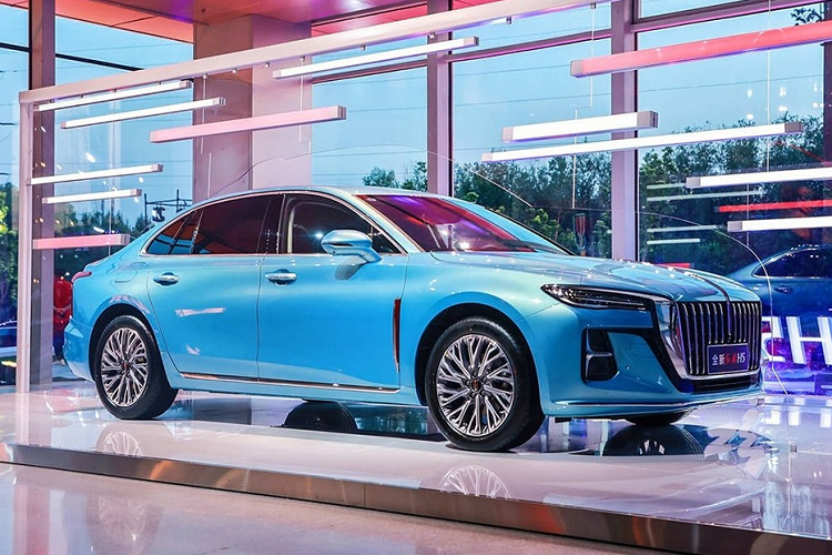 Ở thế hệ mới, H5 được áp dụng ngôn ngữ thiết kế hiện tại của thương hiệu Hồng Kỳ. Do đó, H5 mang trên mình ngoại hình tương đồng với những mẫu xe Hồng Kỳ khác như H8, E-HS9 hay LS7. Thậm chí, mẫu xe này còn được mệnh danh là "Hồng Kỳ H9 thu nhỏ".