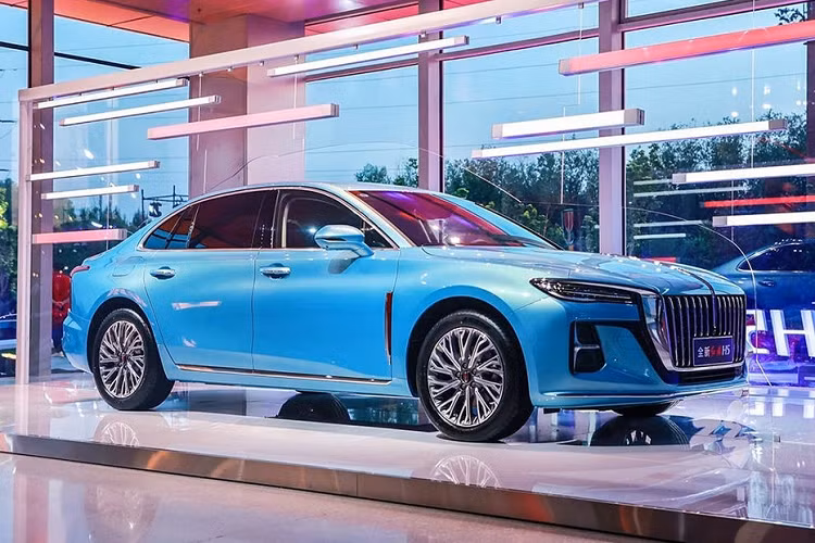 Ở thế hệ mới, H5 được áp dụng ngôn ngữ thiết kế hiện tại của thương hiệu Hồng Kỳ. Do đó, H5 mang trên mình ngoại hình tương đồng với những mẫu xe Hồng Kỳ khác như H8, E-HS9 hay LS7. Thậm chí, mẫu xe này còn được mệnh danh là "Hồng Kỳ H9 thu nhỏ".