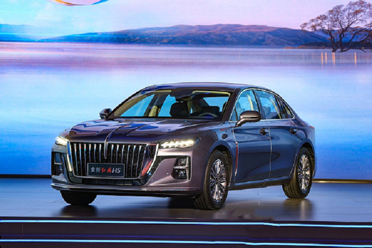 Vừa qua, hãng Hồng Kỳ (Hongqi) đã chính thức tung mẫu sedan hạng trung H5 thế hệ mới ra thị trường Trung Quốc. Tại thị trường tỷ dân này, Hồng Kỳ H5 2022 mới có tổng cộng 7 phiên bản với giá dao động từ 159.800 - 225.800 Nhân dân tệ (559 - 790 triệu đồng).