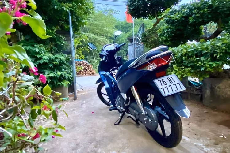 Được biết, chỉ sau khoảng 20 phút kể từ khi chị Thủy sở hữu tấm biển mới trong tay, nhiều người đã tìm tới chị để mua lại chiếc xe máy với giá cao, thậm chí có người trả lên đến 200 triệu đồng nhưng chị chưa đồng ý.