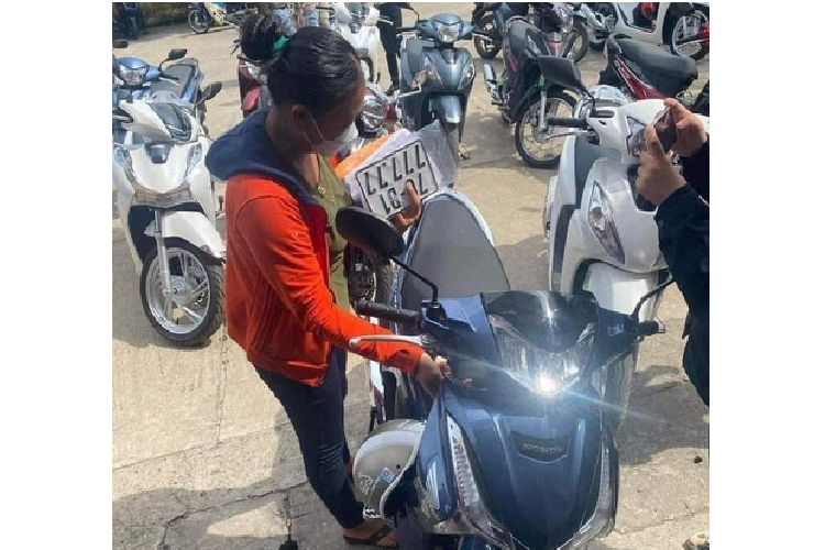 Và theo thông tin chúng tôi ghi nhận được mới đây, chiếc Honda Future biển số 76B1-777.77 của chị Nguyễn Thị Thu Thuỷ đã được bán cho chủ mới là anh H.N (ngụ TP Quảng Ngãi). Khi nghe được thông tin chị Thuỷ bấm được biển số siêu đẹp, anh N đã tìm cách liên hệ.