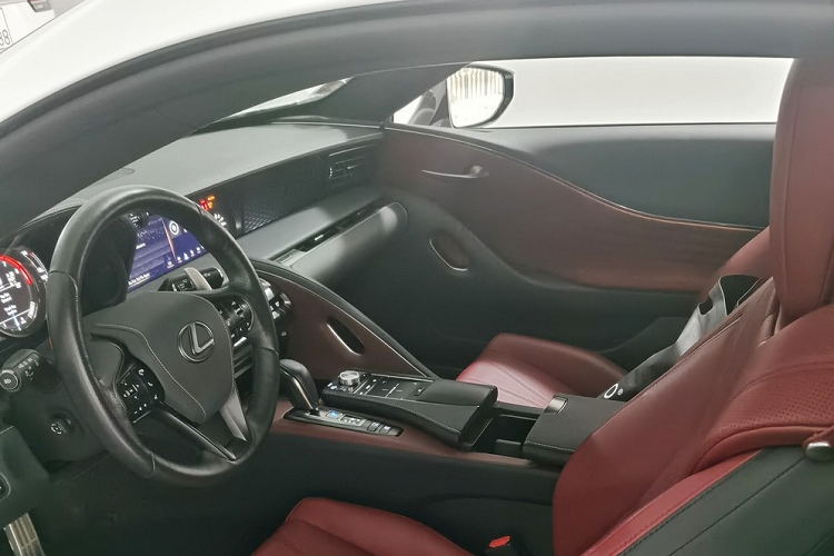 Trong khi đó, phiên bản Lexus LC 500 được trang bị khối động cơ xăng V8, dung tích 5.0 lít, hút khí tự nhiên, 32 van, sản sinh công suất tối đa 471 mã lực tại vòng tua máy 7.100 vòng/phút và mô-men xoắn cực đại 540 Nm tại vòng tua máy 4.800 vòng/phút.