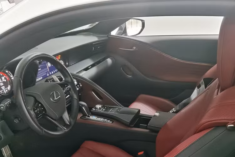 Trong khi đó, phiên bản Lexus LC 500 được trang bị khối động cơ xăng V8, dung tích 5.0 lít, hút khí tự nhiên, 32 van, sản sinh công suất tối đa 471 mã lực tại vòng tua máy 7.100 vòng/phút và mô-men xoắn cực đại 540 Nm tại vòng tua máy 4.800 vòng/phút.