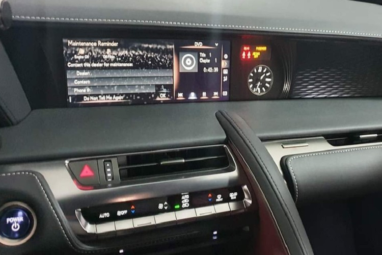 Ở thiết kế, ngoại hình Lexus LC 500h mới về Cần Thơ "làm dâu" gây ấn tượng với lưới tản nhiệt cỡ lớn và đèn pha của xe được sử dụng từ 3 bóng LED độc đáo. Ngoài ra, "đôi mắt" này còn tích hợp thêm dải đèn LED chiếu sáng ban ngày. Vòng ra đuôi xe, mẫu xe thể thao hạng sang này có cụm đèn hậu LED thiết kế lạ mắt. Cuối cùng là bộ la-zăng hợp kim có đường kính 20-21 inch mạ crôm.