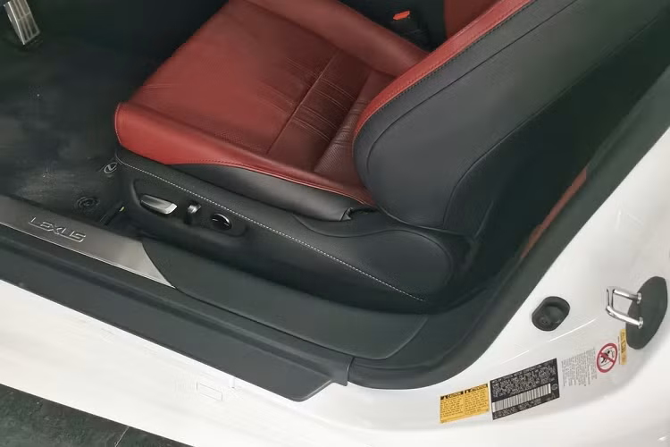 Sức mạnh của xe được truyền tới cầu sau thông qua hộp số tự động 10 cấp, nhờ đó, Lexus LC 500 chỉ mất thời gian 4,4 giây để có thể tăng tốc lên 100 km/h từ vị trí xuất phát trước khi đạt vận tốc tối đa 270 km/h. Điểm mạnh của xe hybrid chính là việc tiết kiệm nhiên liệu, theo hãng xe Lexus, LC 500h tiêu thụ lượng nhiên liệu là 9,05 lít/100 km nội thành, 6,72 lít/100 km đường trường và 7,84 lít/100 km đường hỗn hợp.