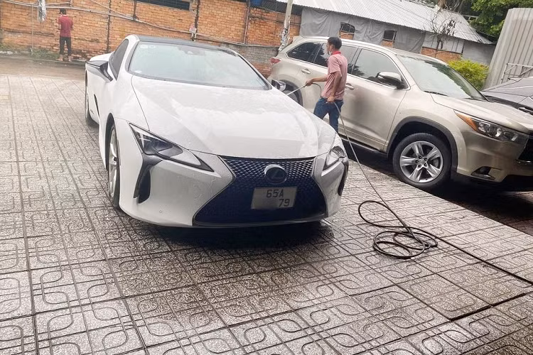 Những năm gần đây, giới nhà giàu tại Cần Thơ khiến không ít người yêu xe trong nước phải bất ngờ trước sự chịu chơi của mình khi mua sắm khá nhiều siêu xe, SUV siêu sang hay siêu SUV đắt tiền. Những cái tên nổi bật đáng chú ý có thể kể đến như Lamborghini Huracan LP580-2 chính hãng, BMW i8, Mercedes-AMG G63, Lamborghini Urus hay mới đây nhất là sự bổ sung Lexus LC 500h hàng hiếm của 1 tay chơi xe tại Cần Thơ.