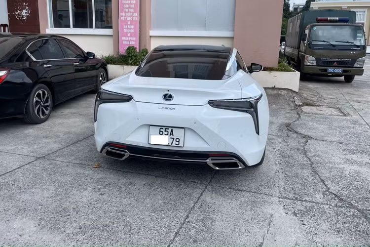 Quá trình tìm hiểu chúng tôi được biết, chiếc xe thể thao hàng hiếm Lexus LC 500h về Cần Thơ định cư từng được rao bán cách đây hơn 1 tháng. Tại thời điểm đó, mẫu xe thể thao này được người rao bán chia sẻ chi mới lăn bánh chưa quá 3.000 km, xe đã ra biển trắng của Hà Nội và quan trọng nhất là mức giá thách cưới trên 7 tỷ đồng.