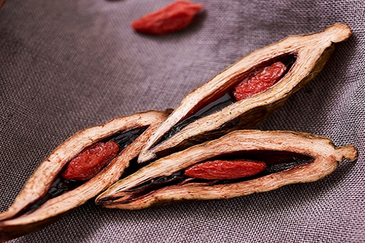 Ông Nguyễn Văn Long, chủ lò sấy cau tại xã Hải Đường, huyện Hải Hậu (Nam Định) cho biết mỗi tuần tông sang Trung Quốc, bán cả trăm tấn cau cho họ nhưng không dám bỏ tiền ra mua cả cân kẹo cau để ăn 