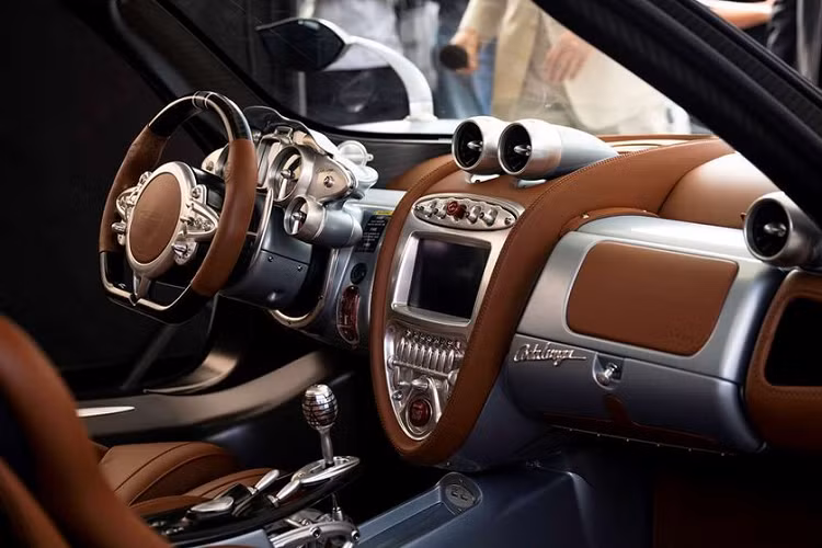 Không chỉ dạng xe trưng bày, chiếc siêu xe triệu đô Pagani Huayra Codalunga này cũng được mang ra chạy và đã thu hút không ít sự quan tâm của giới mê xe. 