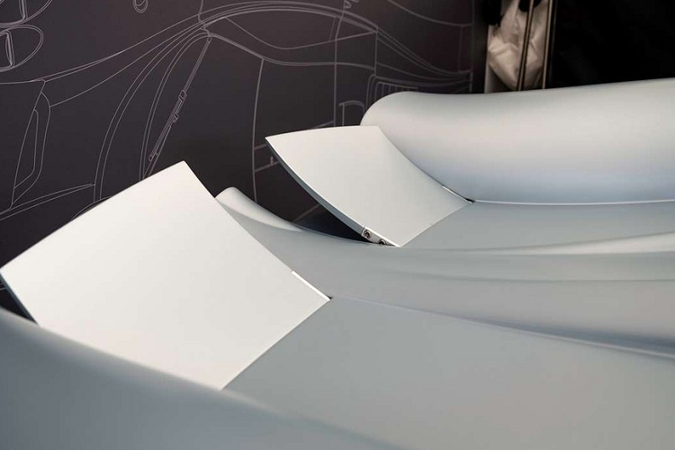 Dù không phải là chiếc xe Pagani đắt nhất được sản xuất nhưng đây hiện là thần gió có mức giá bán cao nhất từ trước đến nay. Tại sự kiện Goodwood Festival of Speed 2022, siêu xe Pagani Huayra Codalunga đã được trưng bày công khai và đây là lần đầu giới truyền thông quốc tế được ngắm siêu phẩm bom tấn Pagani Huayra Codalunga "bằng xương bằng thịt" ngoài đời thực.