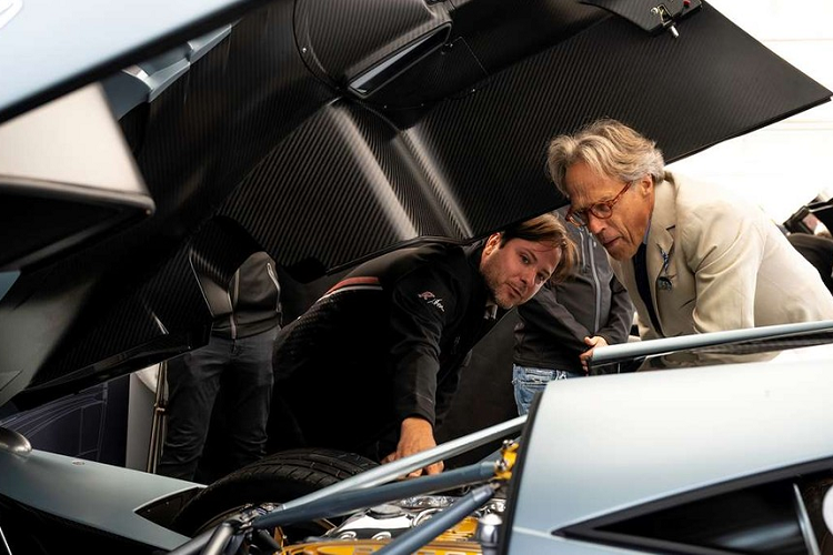 Khối động cơ V12, dung tích 6.0, tăng áp kép do AMG sản xuất giờ đây đã có công suất tối đa 828 mã lực và mô-men xoắn cực đại 1.100 Nm khi lắp trên Pagani Huayra Codalunga. Hệ thống ống xả mới bằng titan phủ ceramic chỉ nặng 4,4 kg. Trọng lượng xe Pagani Huayra Codalunga chỉ 1,2 tấn. 