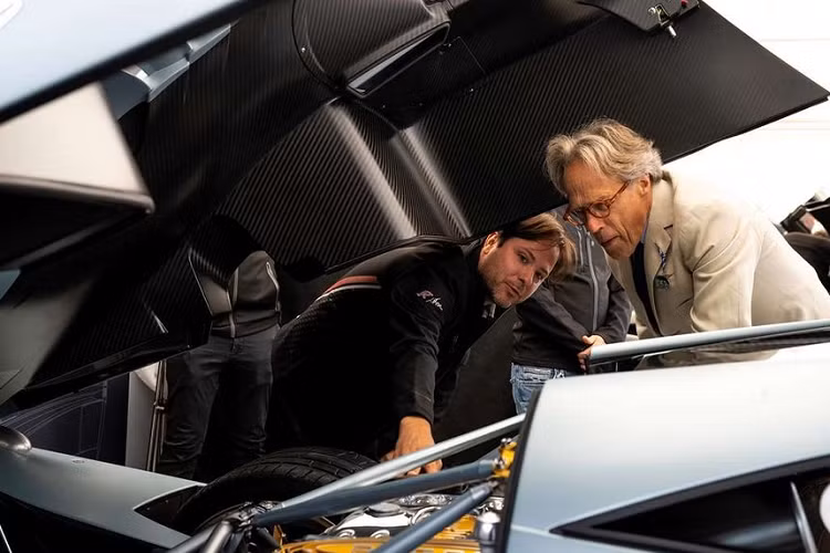 Khối động cơ V12, dung tích 6.0, tăng áp kép do AMG sản xuất giờ đây đã có công suất tối đa 828 mã lực và mô-men xoắn cực đại 1.100 Nm khi lắp trên Pagani Huayra Codalunga. Hệ thống ống xả mới bằng titan phủ ceramic chỉ nặng 4,4 kg. Trọng lượng xe Pagani Huayra Codalunga chỉ 1,2 tấn. 