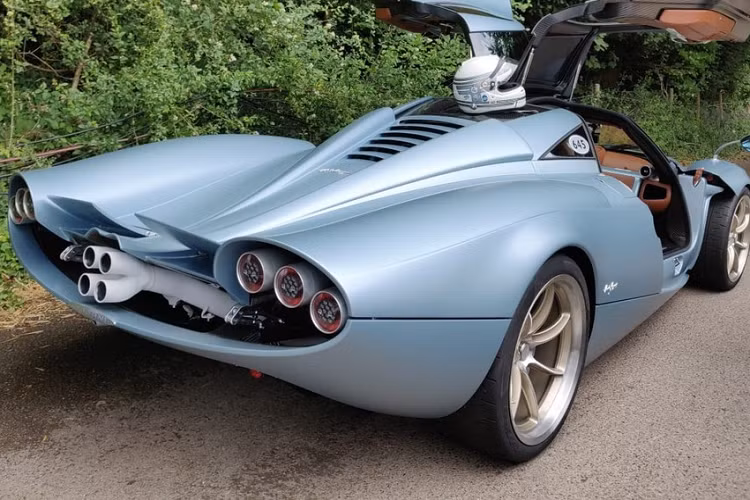 Codalunga trong tiếng Ý có nghĩa là đuôi dài và đó cũng chính là đột phá thiết kế của xe Pagani Huayra Codalunga với phần đuôi kiểu Longtail" rất cá tính. Pagani Huayra Codalunga được ra đời dựa trên yêu cầu của 1 khách hàng VIP và mất 2 năm để phát triển trước khi xuất hiện tại sự kiện Goodwood Festival of Speed 2022 vừa qua.