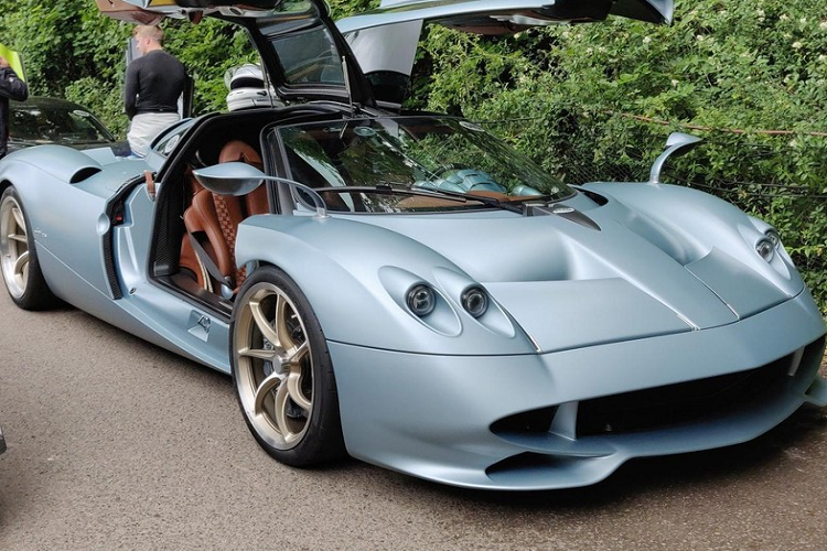 Mức giá xe Pagani Huayra Codalunga được công bố là 7,35 triệu đô la (tương đương hơn 170 tỷ đồng). Xe sẽ ra đời dưới dạng câu chuyện của chủ nhân từ màu sơn, nội thất và tất nhiên là các ký hiệu riêng.