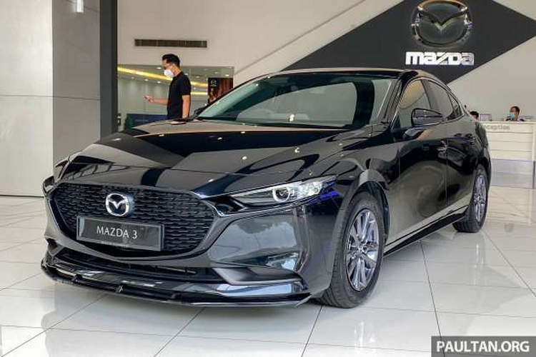 Chiếc Mazda3 2022 bản tiêu chuẩn với trang bị bộ bodykit Mazdasports được trưng bày tại showroom Mazda Glenmarie, Malaysia, đã cung cấp cho người dùng cái nhìn chi tiết hơn về bộ phụ kiện thể thao này.