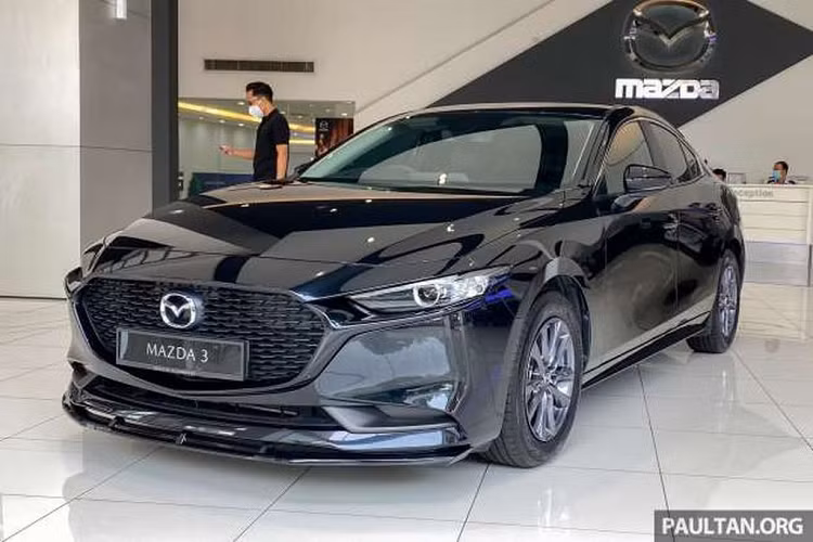 Chiếc Mazda3 2022 bản tiêu chuẩn với trang bị bộ bodykit Mazdasports được trưng bày tại showroom Mazda Glenmarie, Malaysia, đã cung cấp cho người dùng cái nhìn chi tiết hơn về bộ phụ kiện thể thao này.