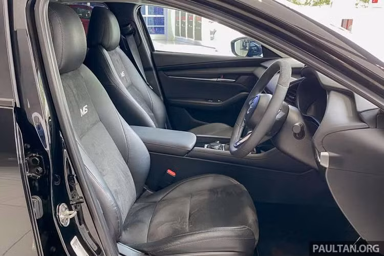 Cụ thể, chiếc Mazda3 2022 độ bodykit Mazdasports được bổ sung thêm hệ thống cánh gió ở đầu xe, hai bên hông và đuôi xe.