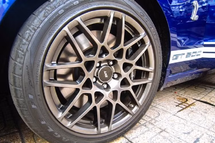 Động cơ trên Ford Mustang Shelby GT500 2013 độc nhất vô nhị tại Việt Nam sẽ kết hợp cùng hộp số sàn 6 tốc độ, nhờ đó, chú "rắn hổ mang" này chỉ mất khoảng thời gian 3,6 giây đế tăng tốc lên 100 km/h từ vị trí xuất phát trước khi đạt tốc độ tối đa 325 km/h.