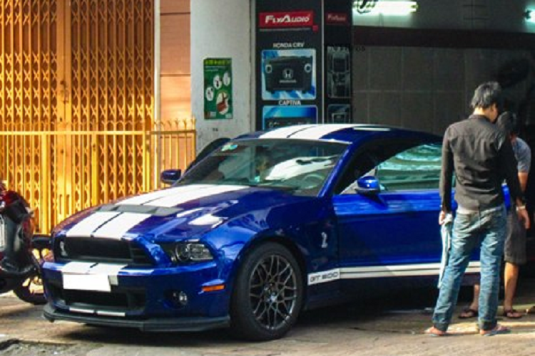 Như vậy, trong garage xe của Chủ tịch Trung Nguyên hiện đang có đến 2 chiếc xe thể thao hiệu suất cao nhà Ford Mustang, chiếc Shelby GT500 còn lại thuộc đời 2021 và cũng chỉ có đúng một xe được mang về nước theo diện nhập khẩu không chính hãng.