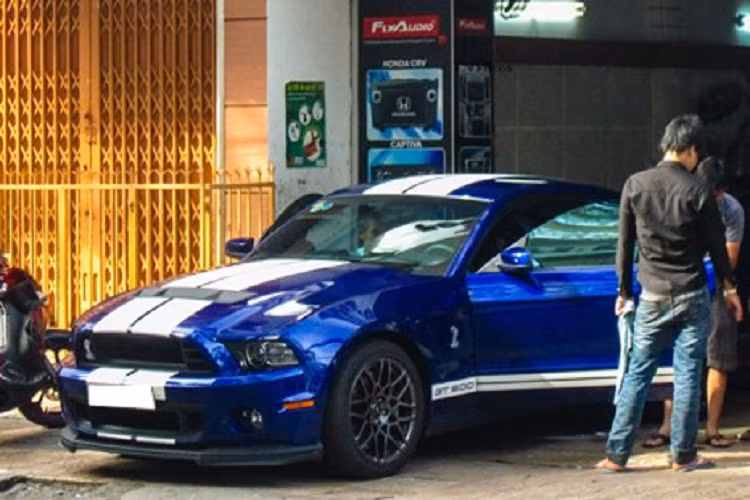 Như vậy, trong garage xe của Chủ tịch Trung Nguyên hiện đang có đến 2 chiếc xe thể thao hiệu suất cao nhà Ford Mustang, chiếc Shelby GT500 còn lại thuộc đời 2021 và cũng chỉ có đúng một xe được mang về nước theo diện nhập khẩu không chính hãng.