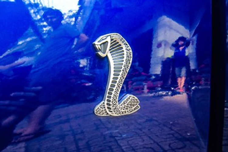 Điều làm nên sự thú vị chính là việc xe sử dụng động cơ V8 siêu nạp, dung tích 5,8 lít, sản sinh công suất tối đa 662 mã lực tại vòng tua máy 6.500 vòng/phút và mô-men xoắn cực đại đạt 856 Nm tại vòng tua máy 4.000 vòng/phút.