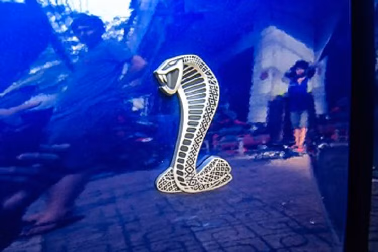 Điều làm nên sự thú vị chính là việc xe sử dụng động cơ V8 siêu nạp, dung tích 5,8 lít, sản sinh công suất tối đa 662 mã lực tại vòng tua máy 6.500 vòng/phút và mô-men xoắn cực đại đạt 856 Nm tại vòng tua máy 4.000 vòng/phút.