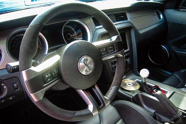 Chiếc Ford Mustang Shelby GT500 đời 2013 của ông Đặng Lê Nguyên Vũ mới mua lại có ngoại hình và nội thất rất đẳng cấp với logo rắn hổ mang xuất hiện ở nhiều nơi,