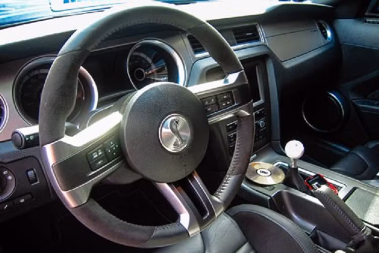 Chiếc Ford Mustang Shelby GT500 đời 2013 của ông Đặng Lê Nguyên Vũ mới mua lại có ngoại hình và nội thất rất đẳng cấp với logo rắn hổ mang xuất hiện ở nhiều nơi,