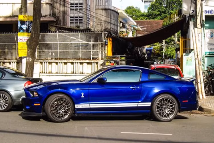 Việc tậu xe Ford Mustang Shelby GT500 đời 2013 cũng đã giúp Chủ tịch Trung Nguyên nắm giữ 2 chiếc xe Ford Mustang Shelby đẳng cấp nhất Việt Nam hiện tại.