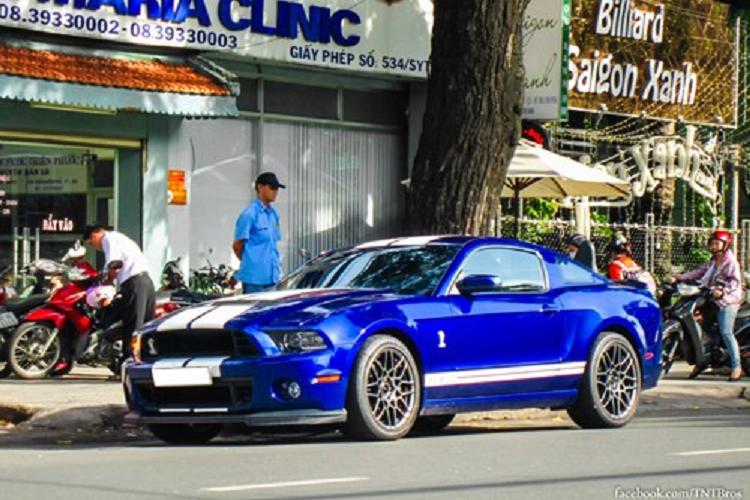 Khá thú vị là chiếc xe thể thao tốc độ Ford Mustang Shelby GT500 của ông Đặng Lê Nguyên Vũ có một thời gian khá dài cư trú trong 1 garage siêu xe rất nổi tiếng ở TP HCM và khi chủ nhân thanh lý vài chục xe, ông Vũ mua lại gần phân nửa số đó.
