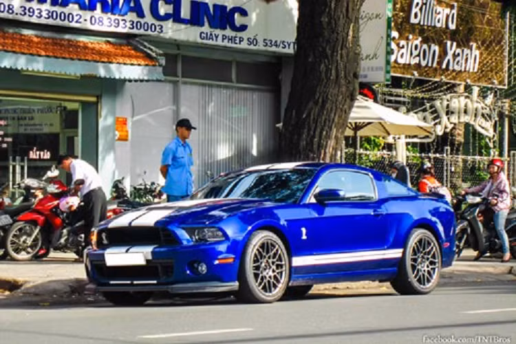 Khá thú vị là chiếc xe thể thao tốc độ Ford Mustang Shelby GT500 của ông Đặng Lê Nguyên Vũ có một thời gian khá dài cư trú trong 1 garage siêu xe rất nổi tiếng ở TP HCM và khi chủ nhân thanh lý vài chục xe, ông Vũ mua lại gần phân nửa số đó.
