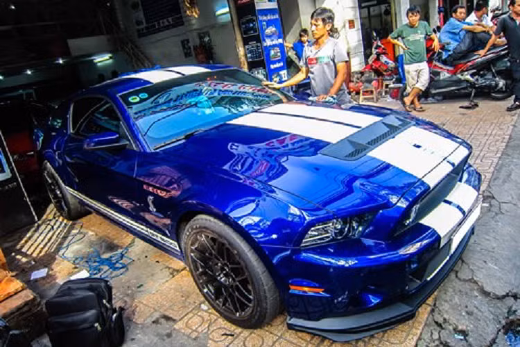 Mới đây, ông Đặng Lê Nguyên Vũ - nhà sưu tập xe lớn nhất Việt Nam đã mua 1 chiếc Ford Mustang Shelby GT500 đời 2013 vốn chỉ có đúng 1 xe xuất hiện trong nước.