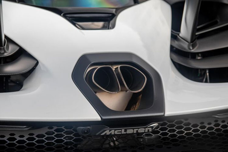 Được biết, chiếc xe McLaren Senna này từng thuộc sở hữu của Robbie Dickson – một kỹ sư người Canada. Nguyên bản xe có màu sơn ngoại thất trắng. Đây là chiếc Senna thứ 154 trong 500 chiếc được sản xuất.