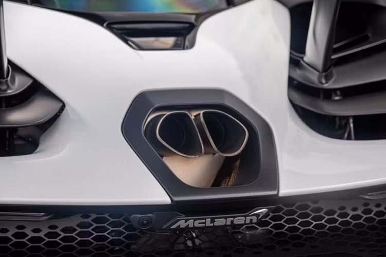 Được biết, chiếc xe McLaren Senna này từng thuộc sở hữu của Robbie Dickson – một kỹ sư người Canada. Nguyên bản xe có màu sơn ngoại thất trắng. Đây là chiếc Senna thứ 154 trong 500 chiếc được sản xuất.