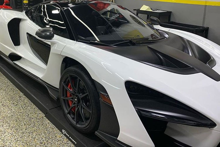 Senna được phát triển dựa trên nền tảng của 720S, có kiểu dáng đậm chất khí động học tương tự xe đua, được chế tạo để chạy tốt nhất cả trên đường phố và đường đua.